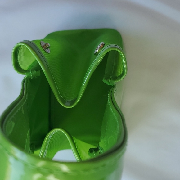 Green Vinyl and Netting Purse - Picture 5 of 6